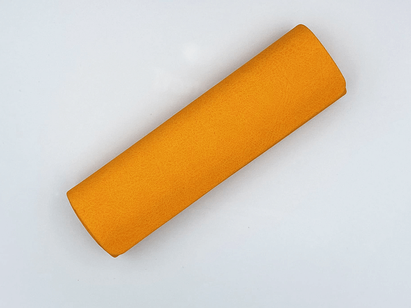 Яркий оранжевый футляр для очков на магните